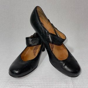 Sofft brand Black Patent Leather Button Round toe Mary Jane Heels size 9.5